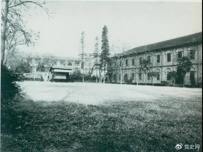 　　1927年3月18日，毛澤東出席在武昌舉行的河南武裝農民代表大會，并作湖南農運狀況報告。圖為大會會場——武昌農講所大操場。
