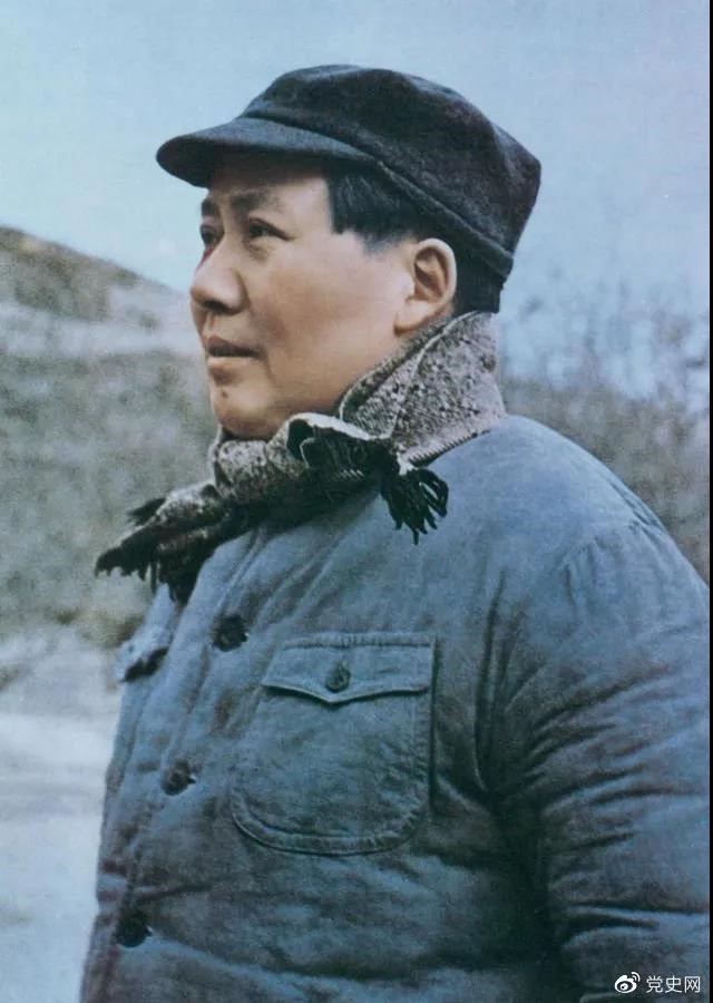 　　1947年3月18日，中共中央機關主動撤離延安。毛澤東和周恩來、任弼時等繼續(xù)留在陜北，指揮全國人民解放戰(zhàn)爭。這是轉戰(zhàn)陜北前夕的毛澤東。